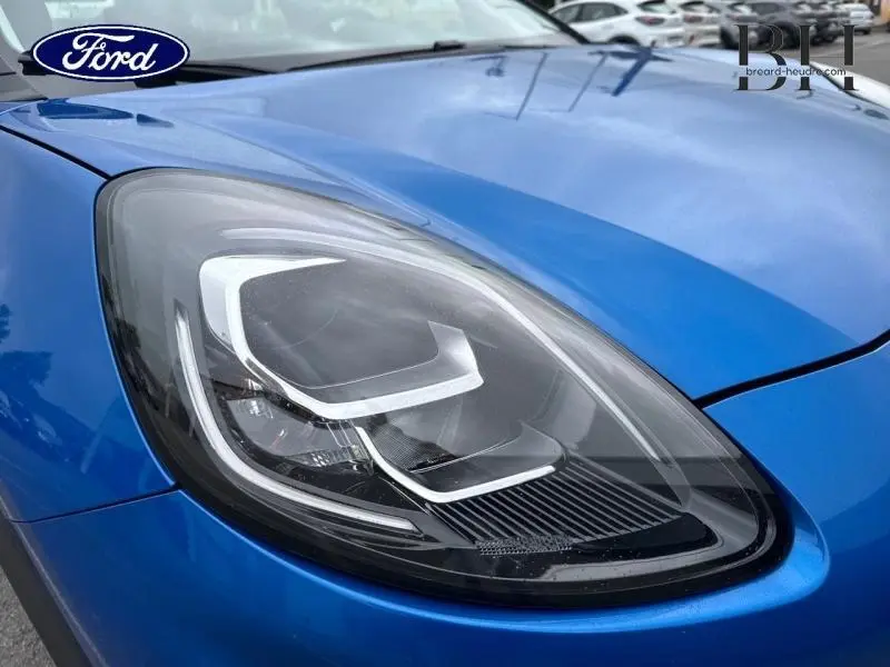 Gros plan sur le phare avant gauche du Ford Puma 2023 en bleu Fashion Island métallisé avec détails LED distinctifs.