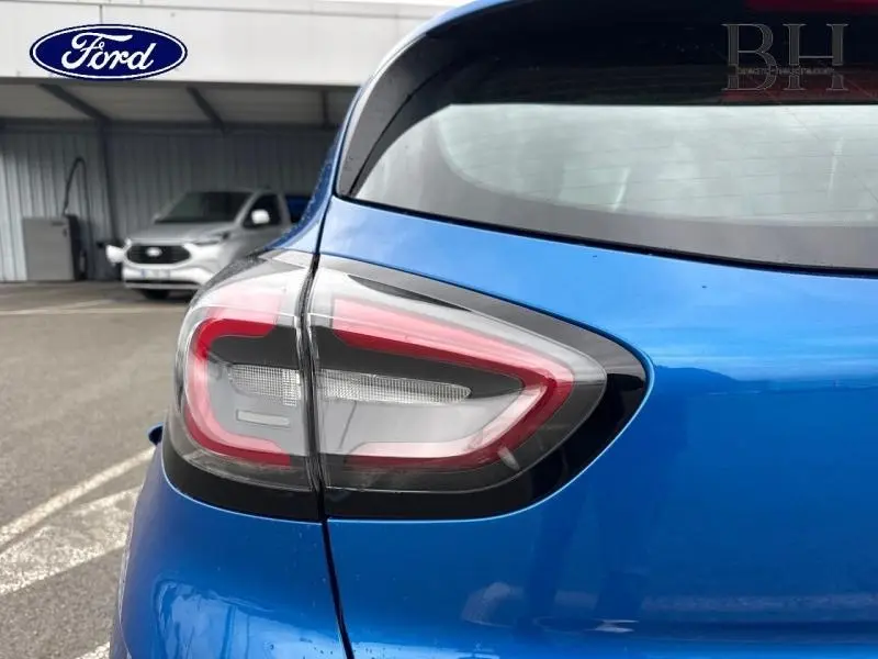 Gros plan sur le feu arrière gauche du Ford Puma 2023 en bleu Fashion Bleu Island métallisé, soulignant son design moderne.