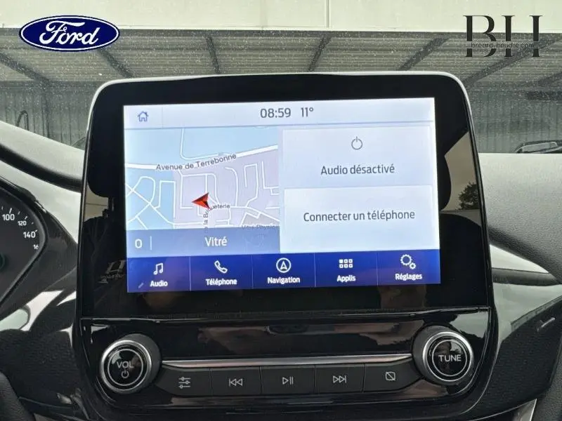 Écran tactile central du Ford Puma 2023 affichant la navigation, vu de face dans l'habitacle.