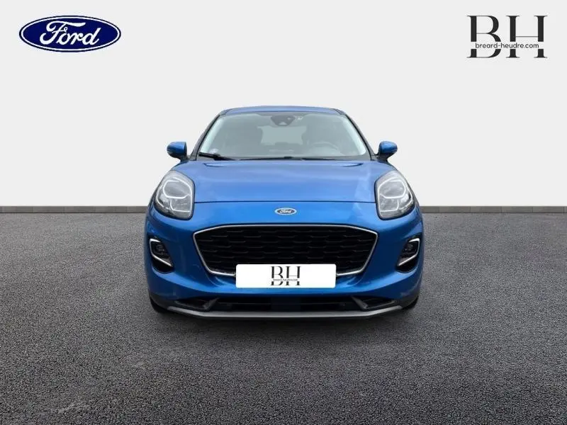 Vue frontale d'un Ford Puma 2023 bleu métallisé Fashion Bleu Island avec calandre noire et phares arrondis.