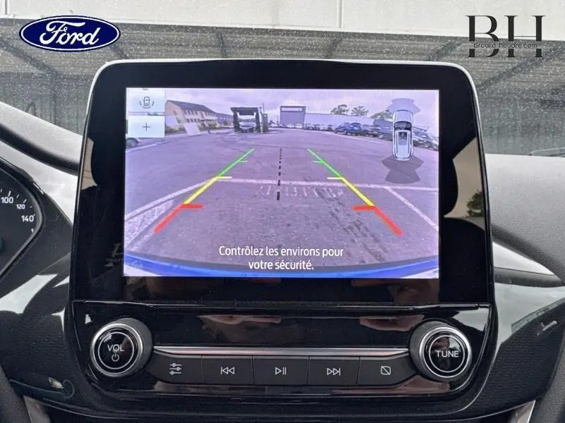 Vue intérieure du tableau de bord du Ford Puma 2023, écran de caméra de recul affichant l'arrière du véhicule en bleu Fashion Bleu Island.