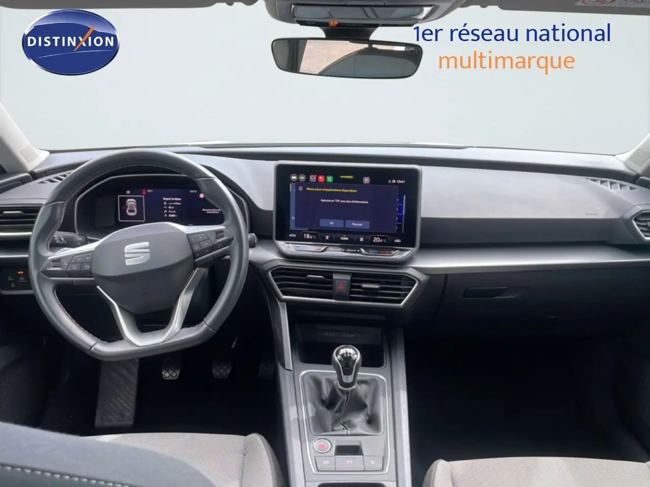 Vue intérieure avant du tableau de bord et volant de la SEAT LEON 2.0 TDI blanche avec boîte manuelle et écran tactile central.