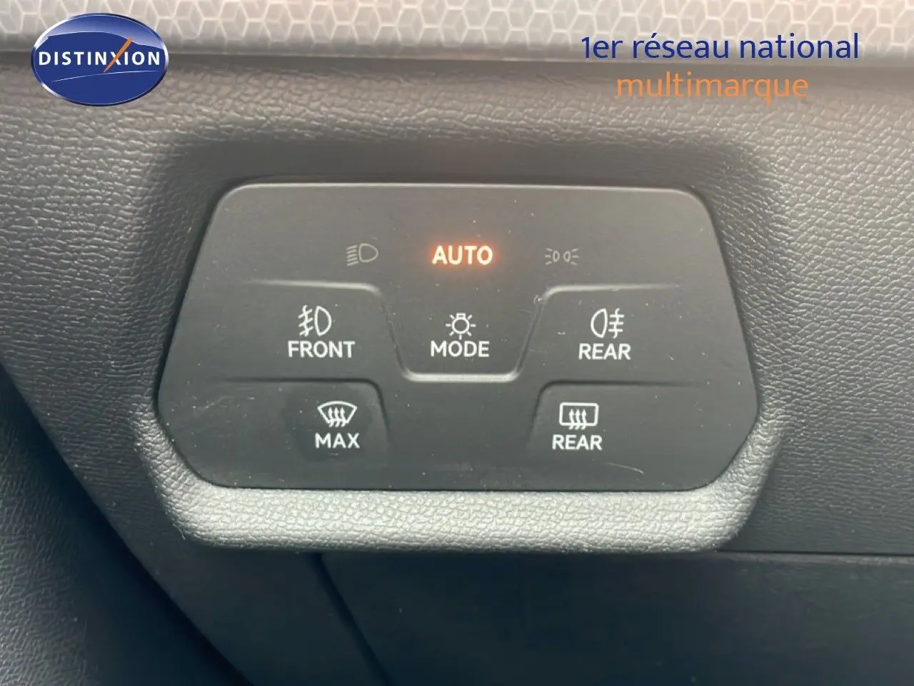 Panneau de commandes d’éclairage intérieur d’une SEAT LEON 2.0 TDI 115CH STYLE XL, vue rapprochée.