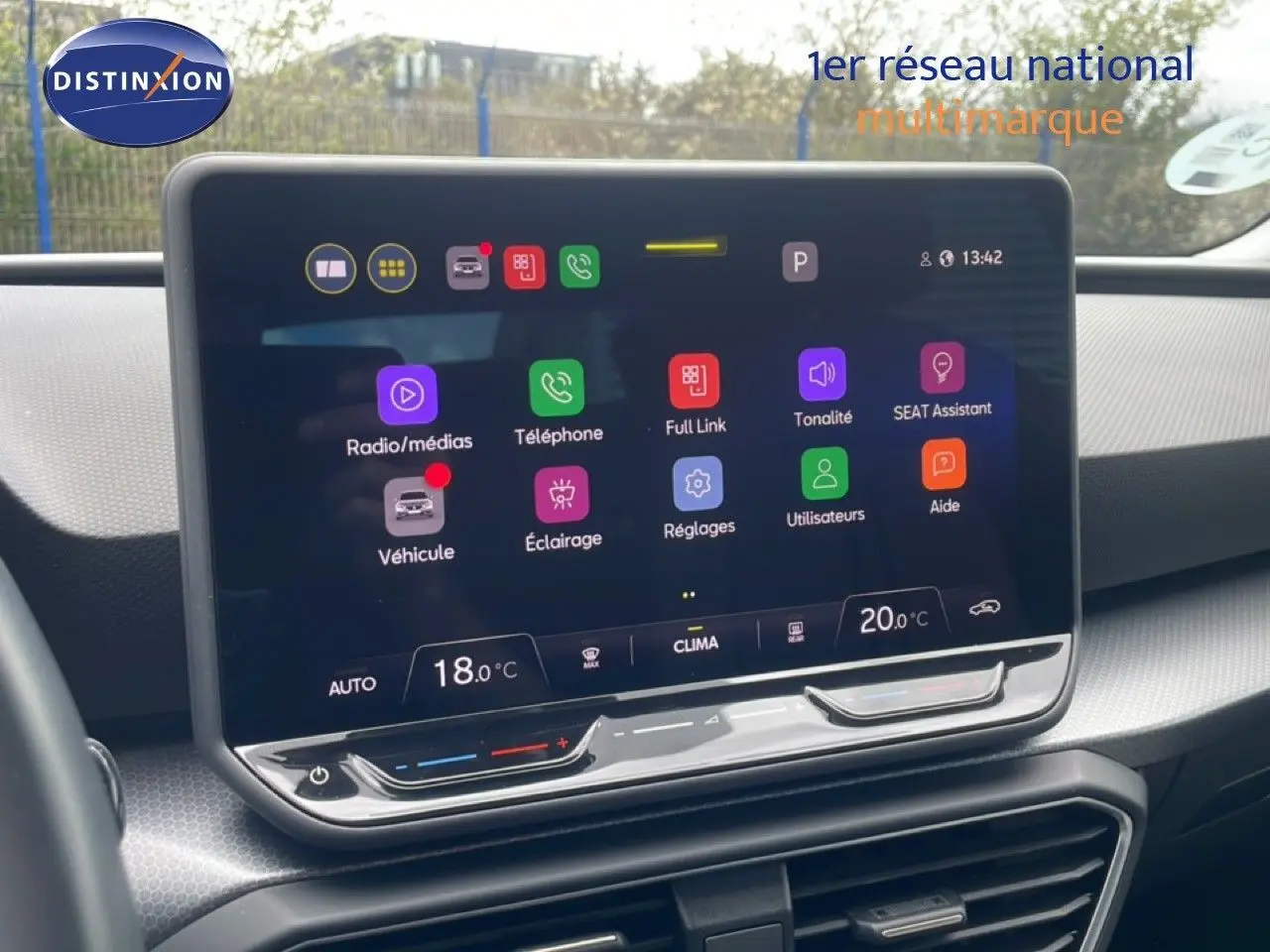 Écran tactile central du tableau de bord de la SEAT LEON 2.0 TDI 115CH STYLE XL avec interface multimédia colorée.