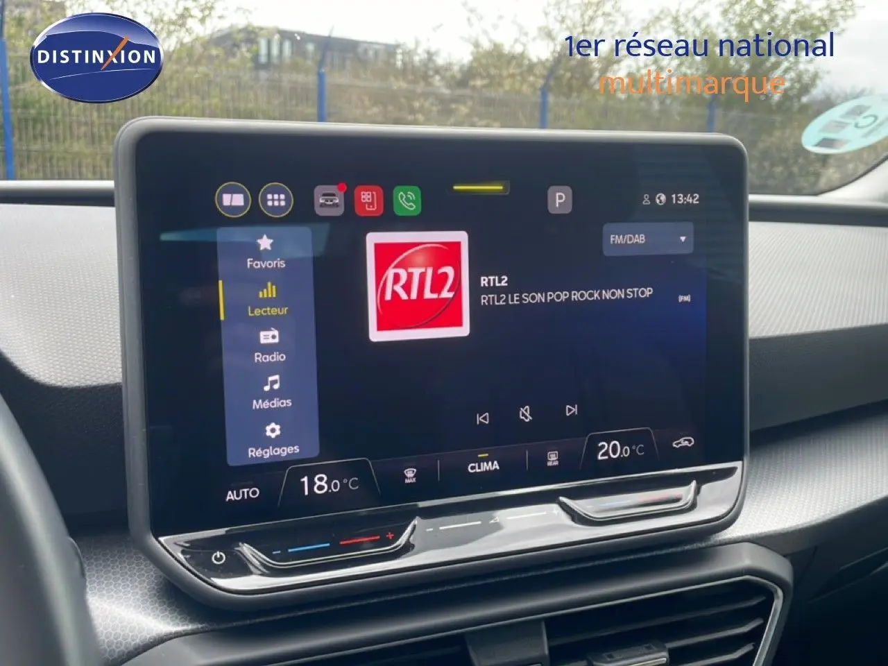 Vue intérieure centrée sur l’écran tactile du tableau de bord d’une SEAT LEON 2.0 TDI blanc neige métal.