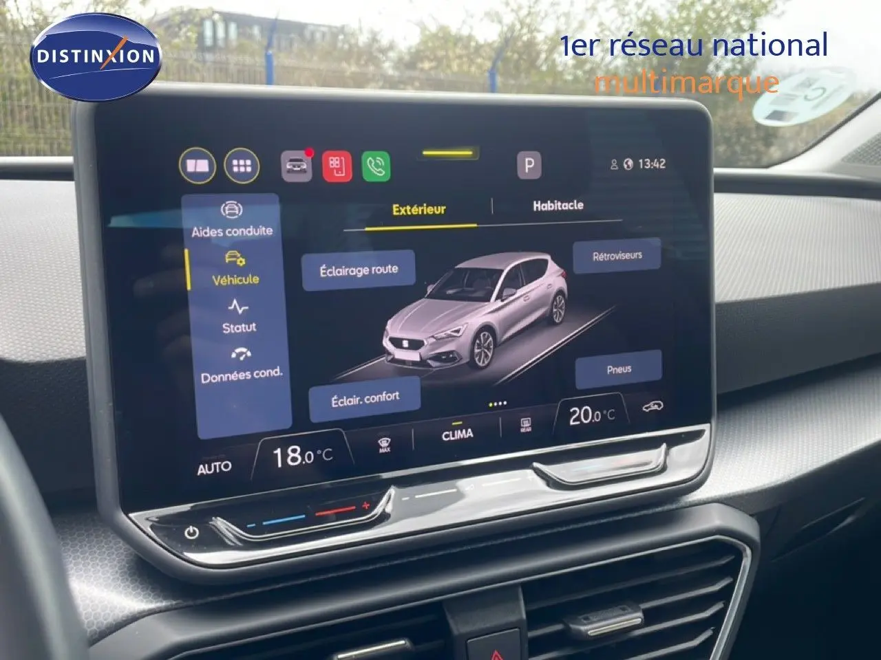 Écran tactile intérieur affichant les réglages du véhicule SEAT Leon 2025 en vue frontale, avec interface moderne.