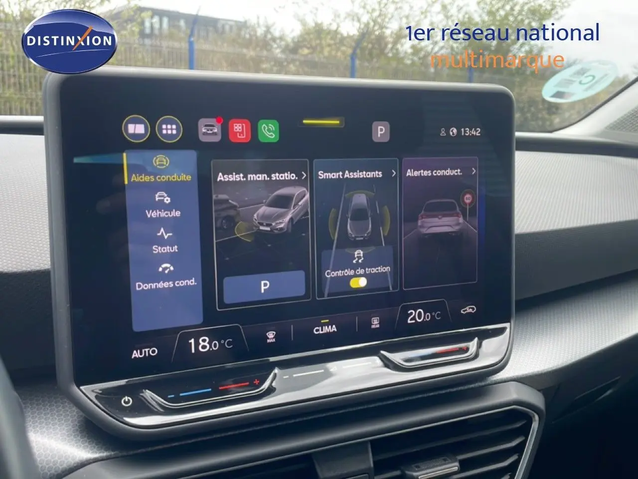 Écran tactile central du tableau de bord d'une SEAT LEON 2.0 TDI 115CH STYLE XL, affichant les aides à la conduite.