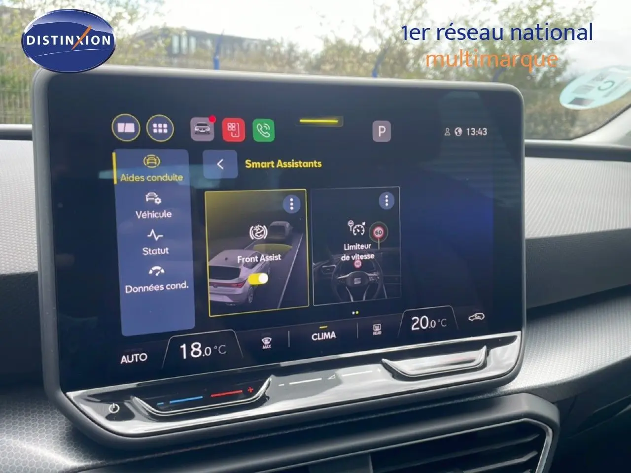 Écran tactile central du tableau de bord de la SEAT Leon blanc neige, affichant les assistants de conduite.