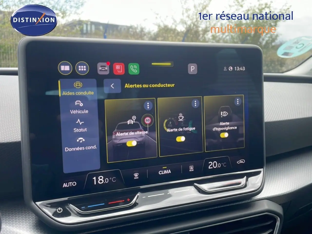 Vue intérieure centrée sur l’écran tactile du tableau de bord de la SEAT LEON 2.0 TDI 115CH STYLE XL, affichant les alertes au conducteur.