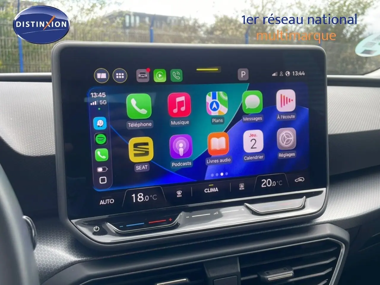 Écran tactile central affichant interface multimédia colorée dans l’habitacle d’une SEAT LEON 2.0 TDI 115CH STYLE XL.