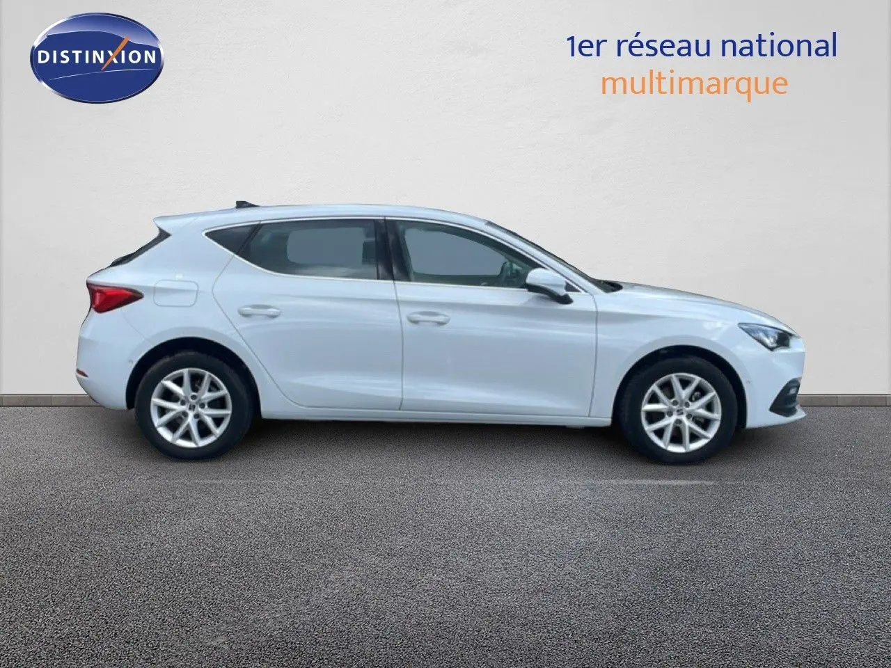 Vue de profil côté gauche d'une SEAT Leon 2025 blanche neige métal avec jantes alliage et lignes épurées.