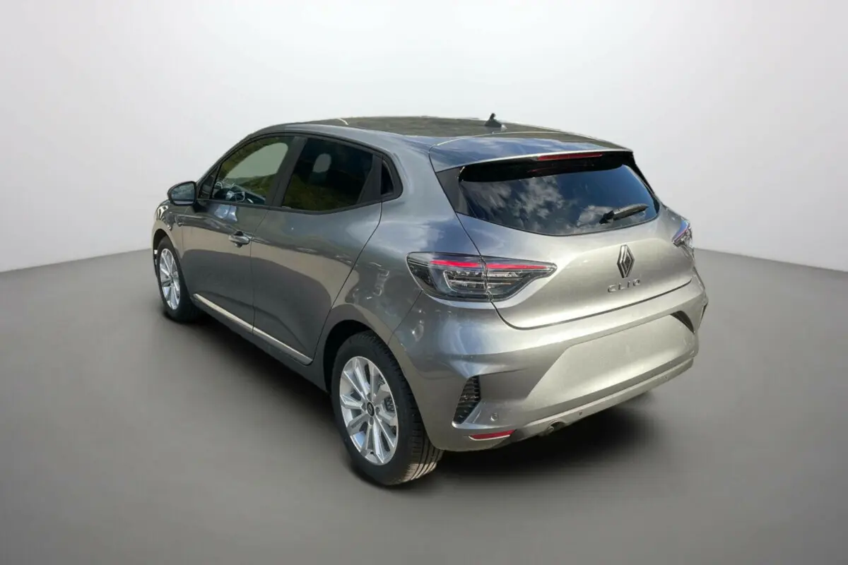 Renault Clio gris schiste en 3/4 arrière droit, vitres surteintées et jantes alu 16 pouces pack look.
