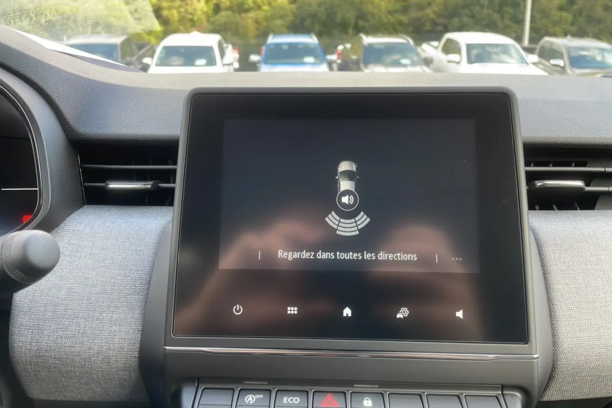 Vue intérieure centrée sur l'écran tactile Easy Link 7 pouces de la Renault Clio V TCe 90 gris schiste.