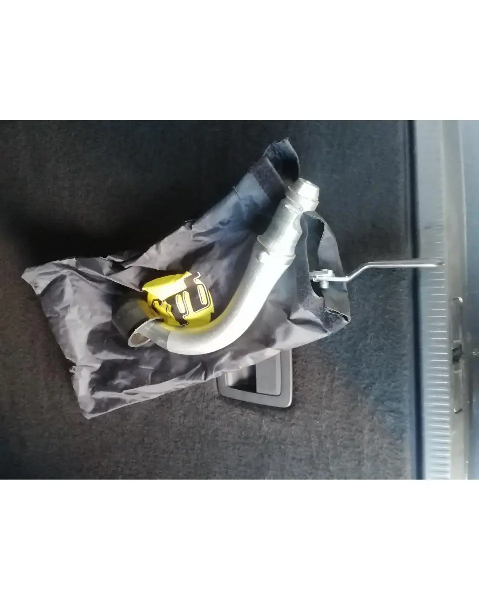 Gros plan sur l'attelage col de cygne démontable posé dans le coffre d'un Citroën C5 Aircross gris.