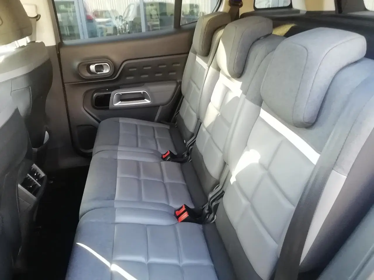Vue intérieure côté droit des sièges arrière gris clair et foncé du Citroën C5 Aircross 2019 avec appuie-têtes ajustables.