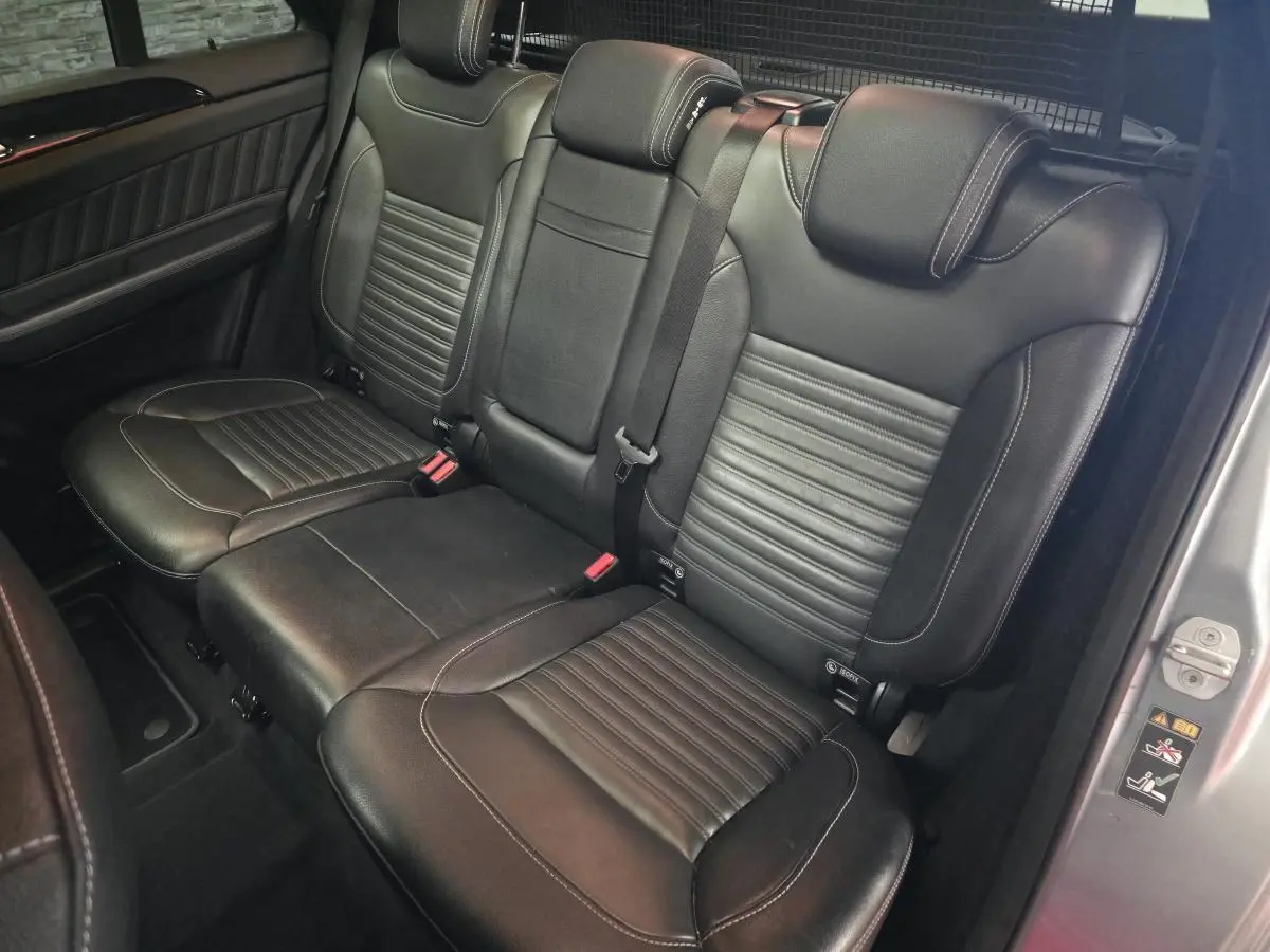 Vue intérieure côté droit sur la banquette arrière en cuir noir du Mercedes GLE 350 d AMG Line 2016.
