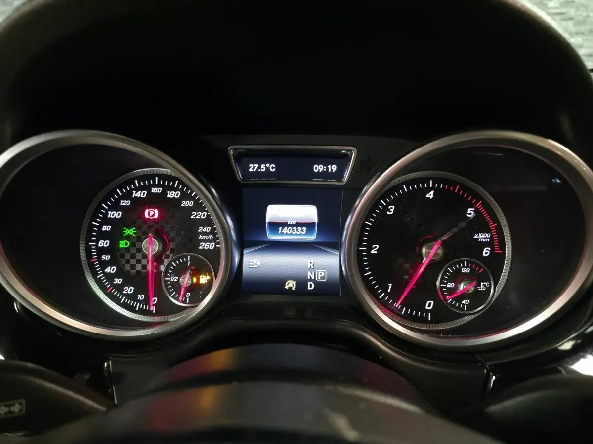 Vue rapprochée du tableau de bord du Mercedes GLE 350 d gris clair, affichant compteurs et écran central numérique.