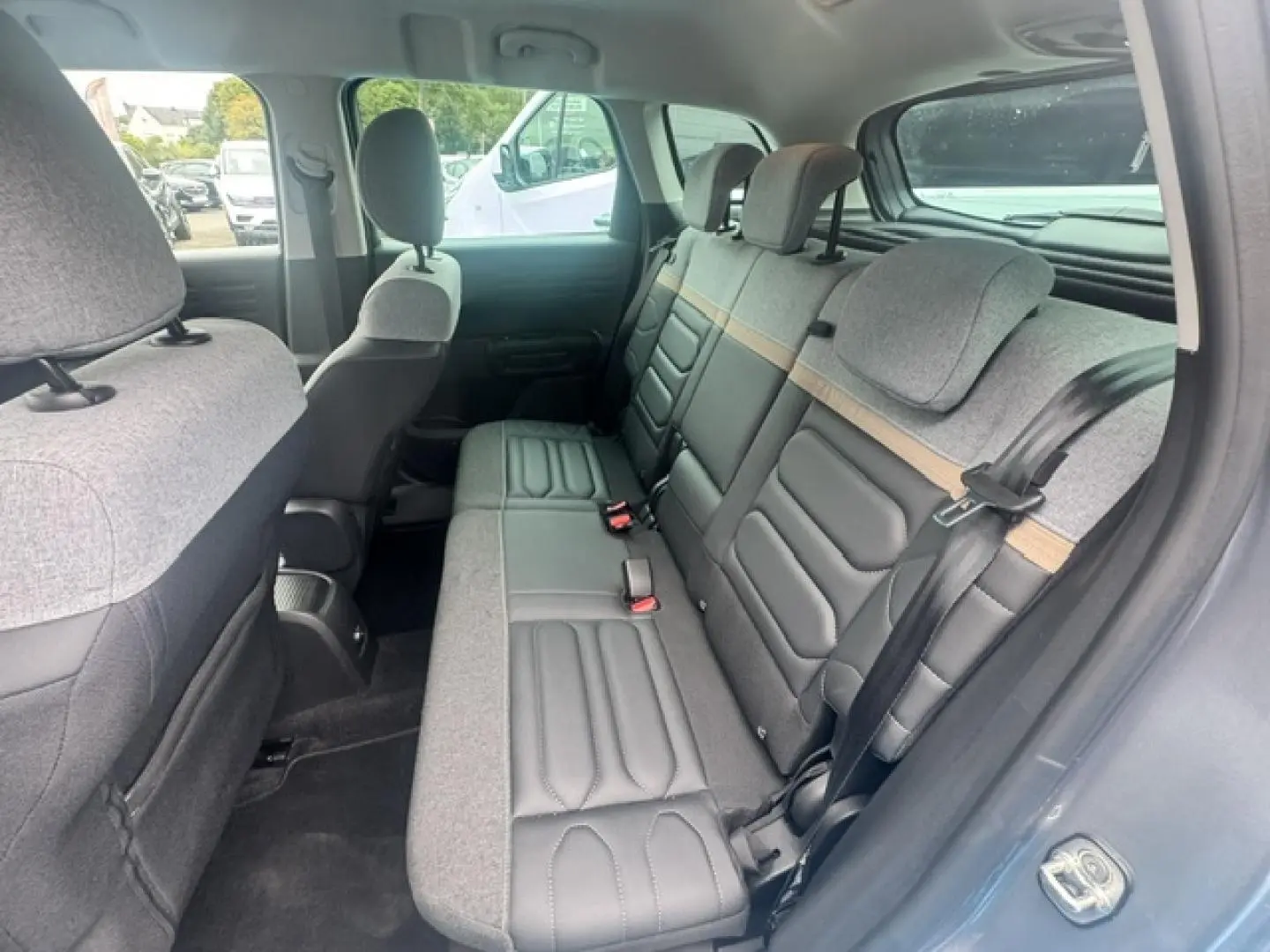 Vue intérieure côté droit des sièges arrière bi-matière gris clair et noir du Citroën C3 Aircross 2024.