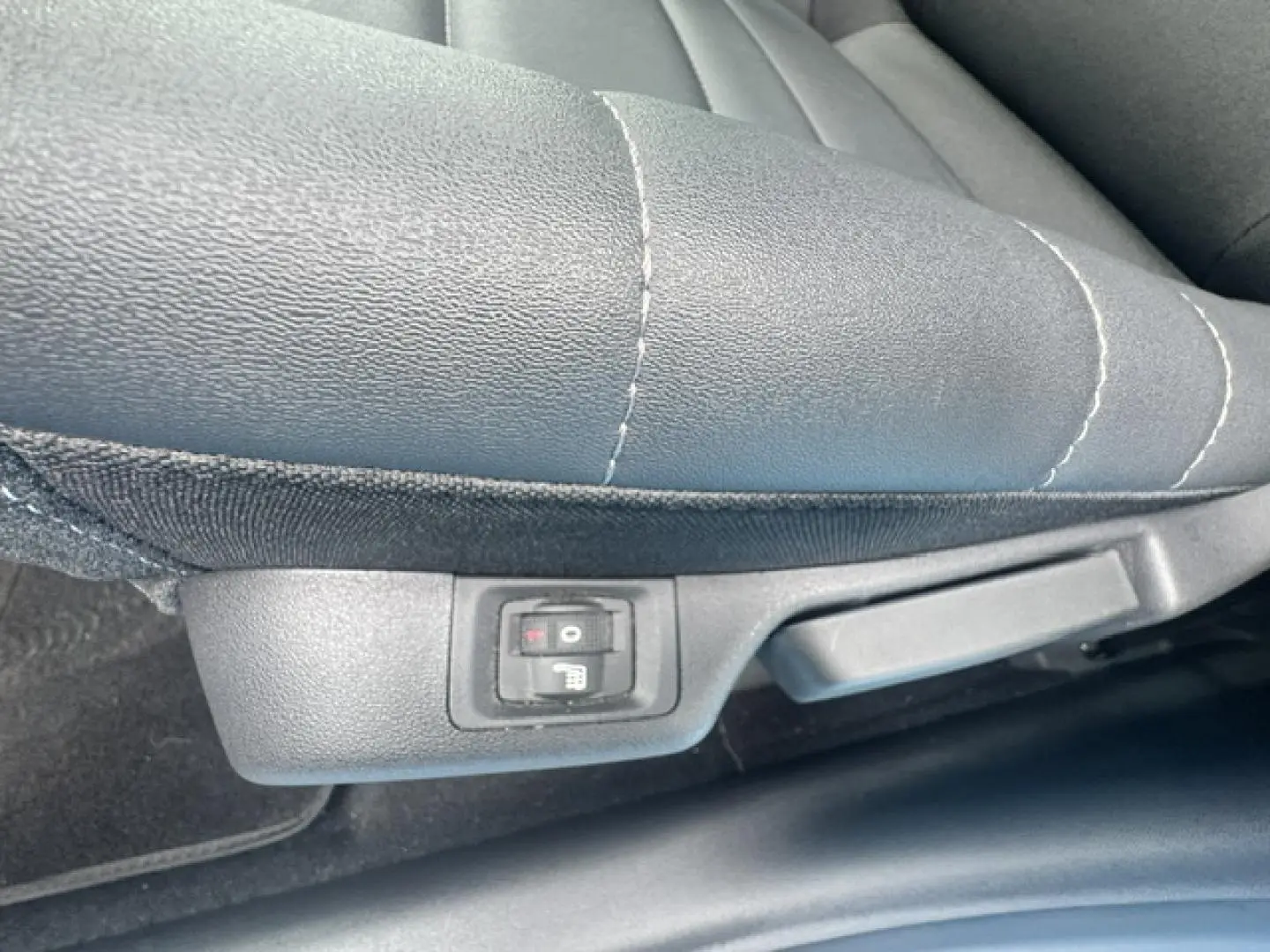 Gros plan sur le côté gauche du siège avant en tissu gris Mica avec commande de chauffage intégrée, Citroën C3 Aircross 2024.
