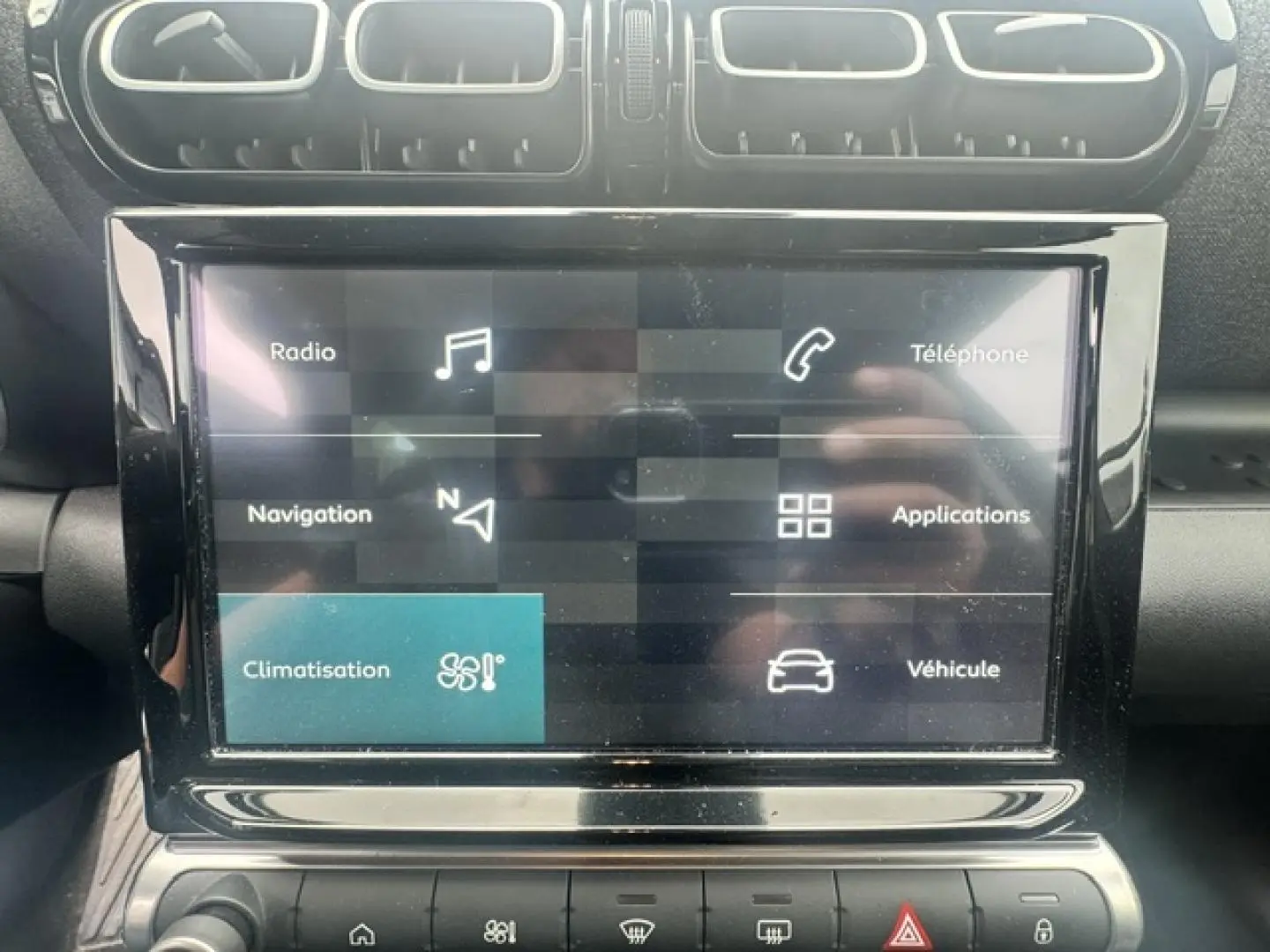 Écran tactile central de la Citroën C3 Aircross 2024, affichant les options radio, navigation et climatisation.