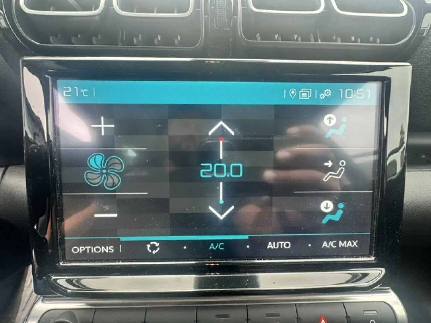 Écran tactile central de la Citroën C3 Aircross 2024 affichant la climatisation à 20°C en vue frontale rapprochée.