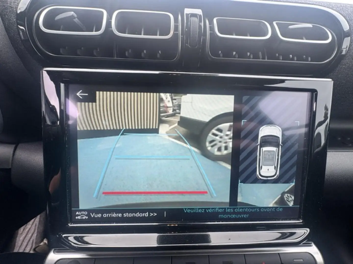Écran tactile intérieur montrant la caméra de recul du Citroën C3 Aircross gris acier, vue arrière standard.