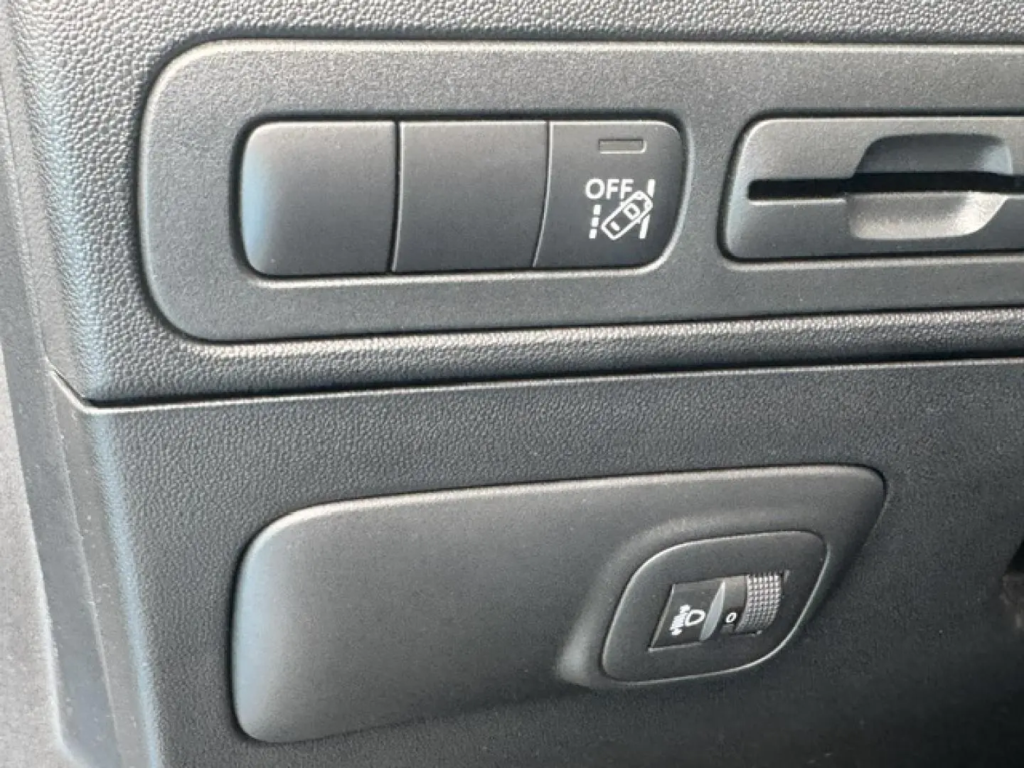 Gros plan sur les commandes noires du tableau de bord intérieur du Citroën C3 Aircross 2024.