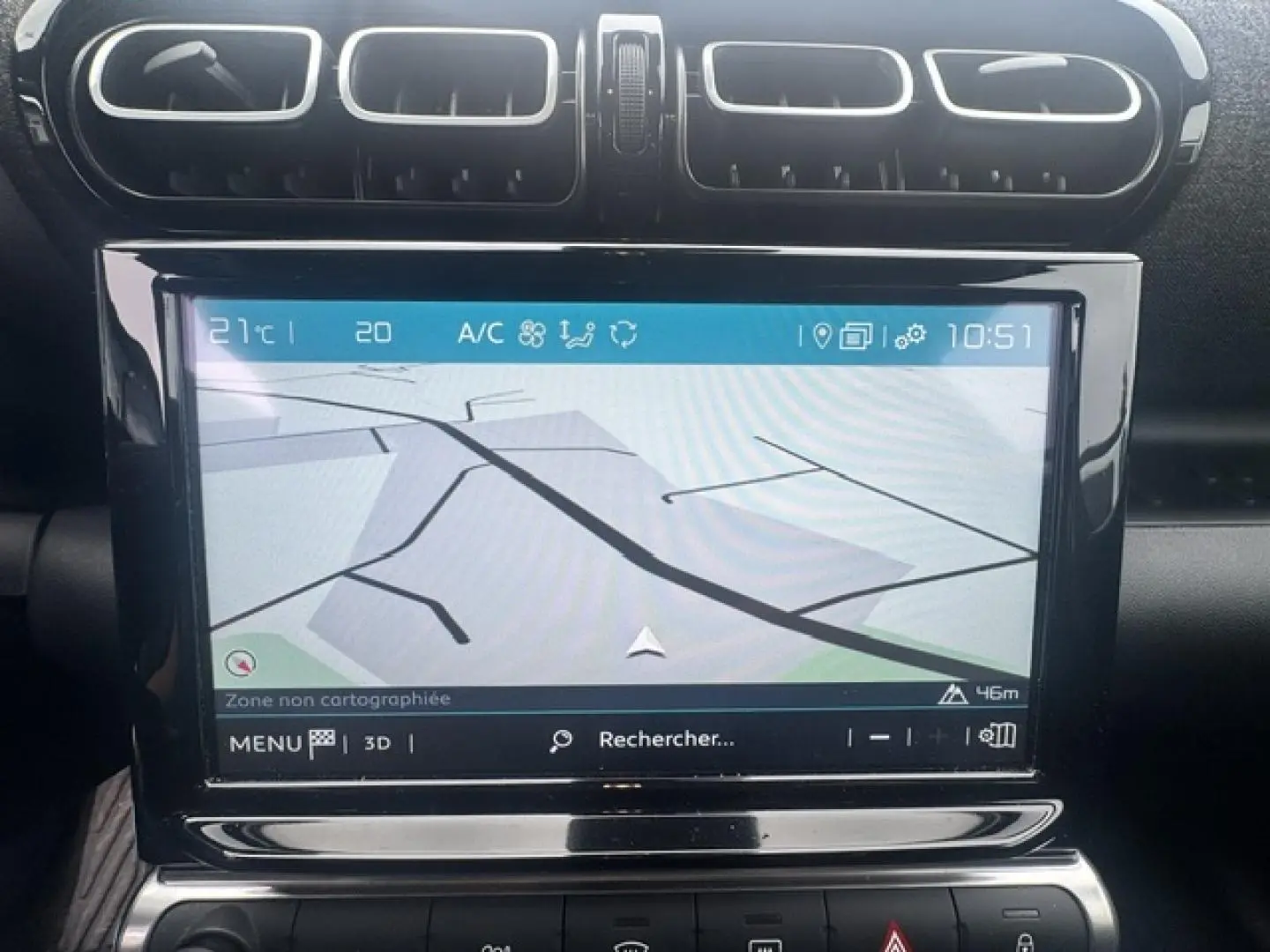 Écran tactile central avec navigation GPS dans l’habitacle du Citroën C3 Aircross 2024, vue rapprochée.