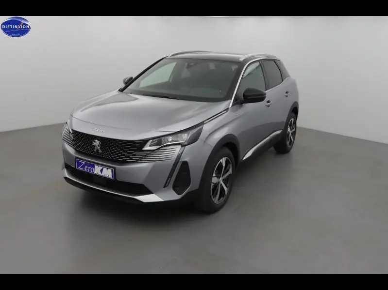 Peugeot 3008 gris Artense vue 3/4 avant droit, avec calandre noire et jantes alliage bicolores.