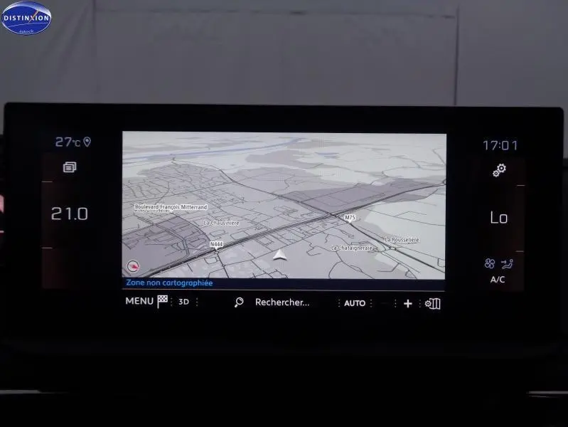 Écran tactile du système de navigation Peugeot i-Cockpit 10" HD affichant une carte en mode 3D.