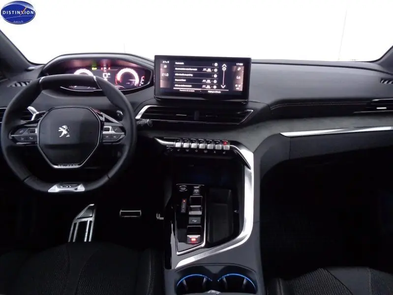 Vue intérieure du tableau de bord et volant cuir multifonction du Peugeot 3008 2023, avec écran tactile et inserts carbone.