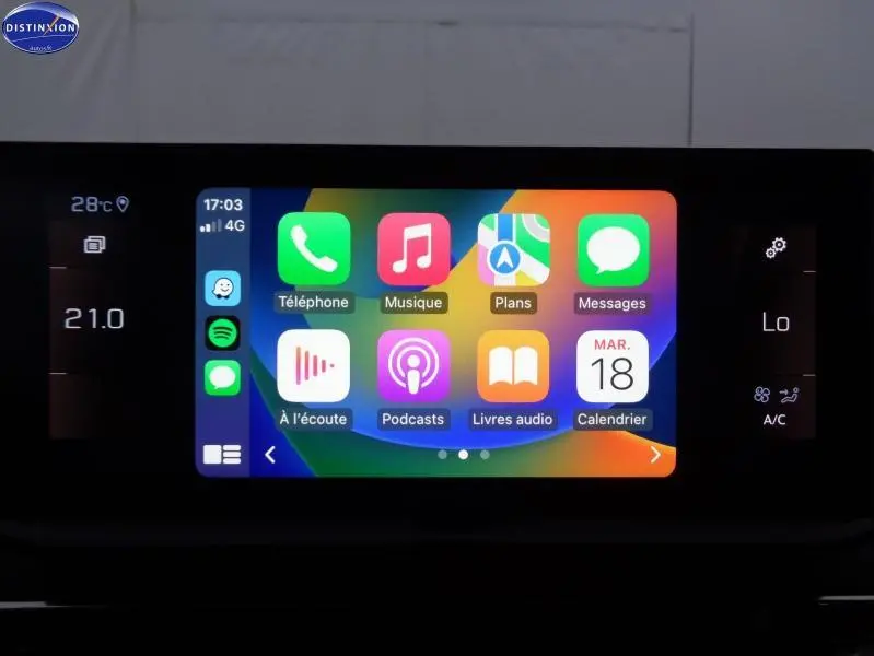 Écran tactile central du Peugeot 3008 2023 affichant l'interface Apple CarPlay colorée en mode multimédia.