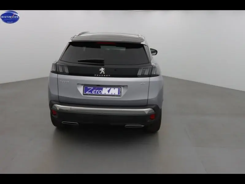 Vue arrière d'un Peugeot 3008 gris Artense avec vitres arrière surteintées et feux LED distinctifs.