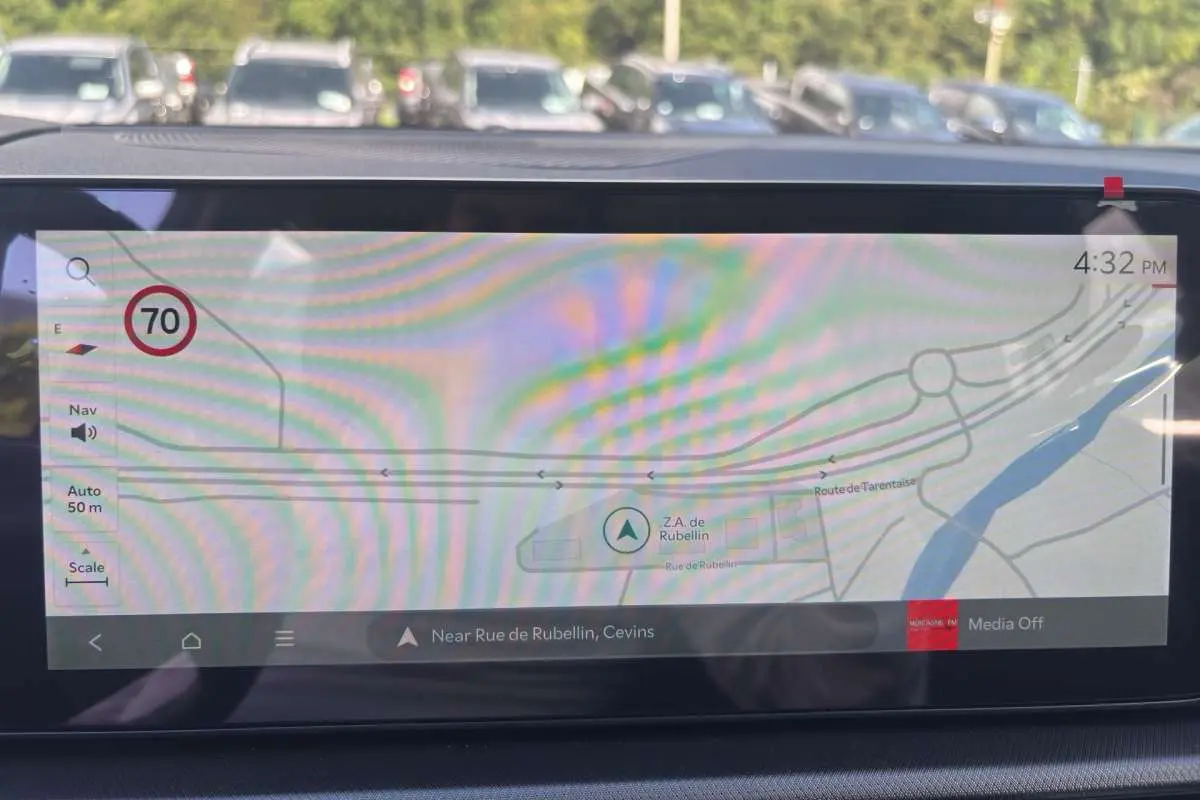 Écran de navigation intérieur du Kia Sportage 2026, affichant une carte et la vitesse limitée à 70 km/h.