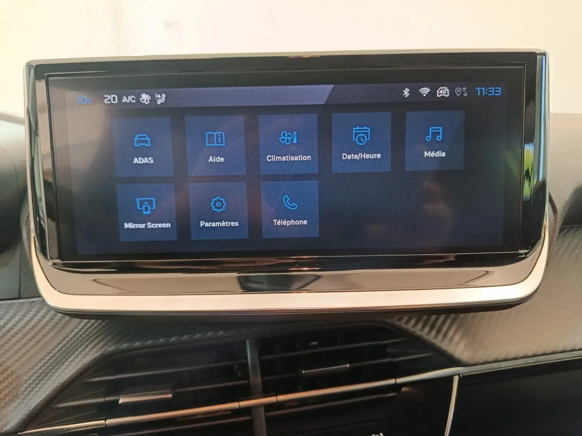 Écran tactile central 10 pouces affichant les menus de la Peugeot 208 PureTech 100 S&S Allure 2025.