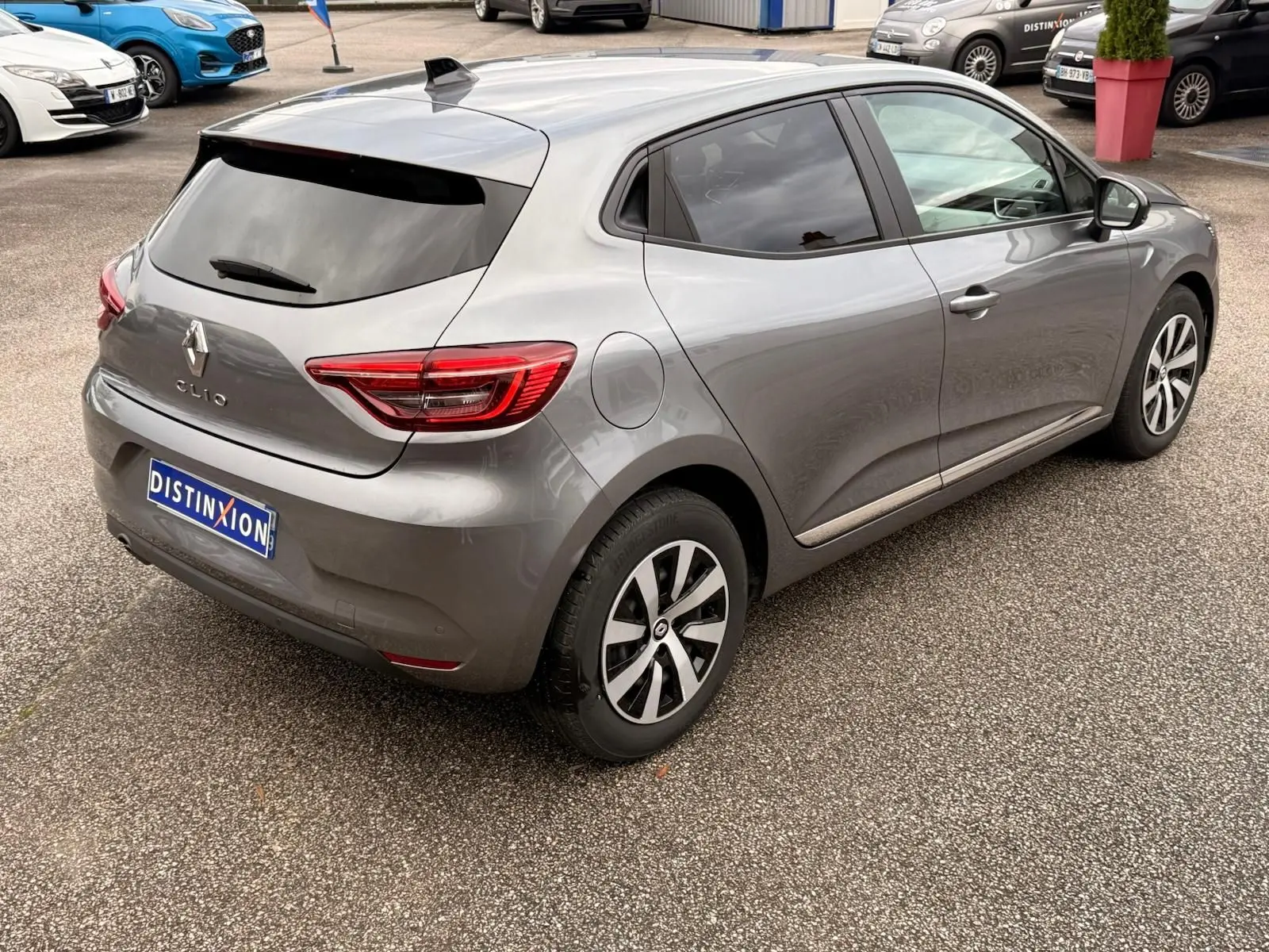 Intérieur avant de la Renault Clio V gris schiste, sièges tissu bi-matière avec motifs géométriques et levier de vitesse manuel.