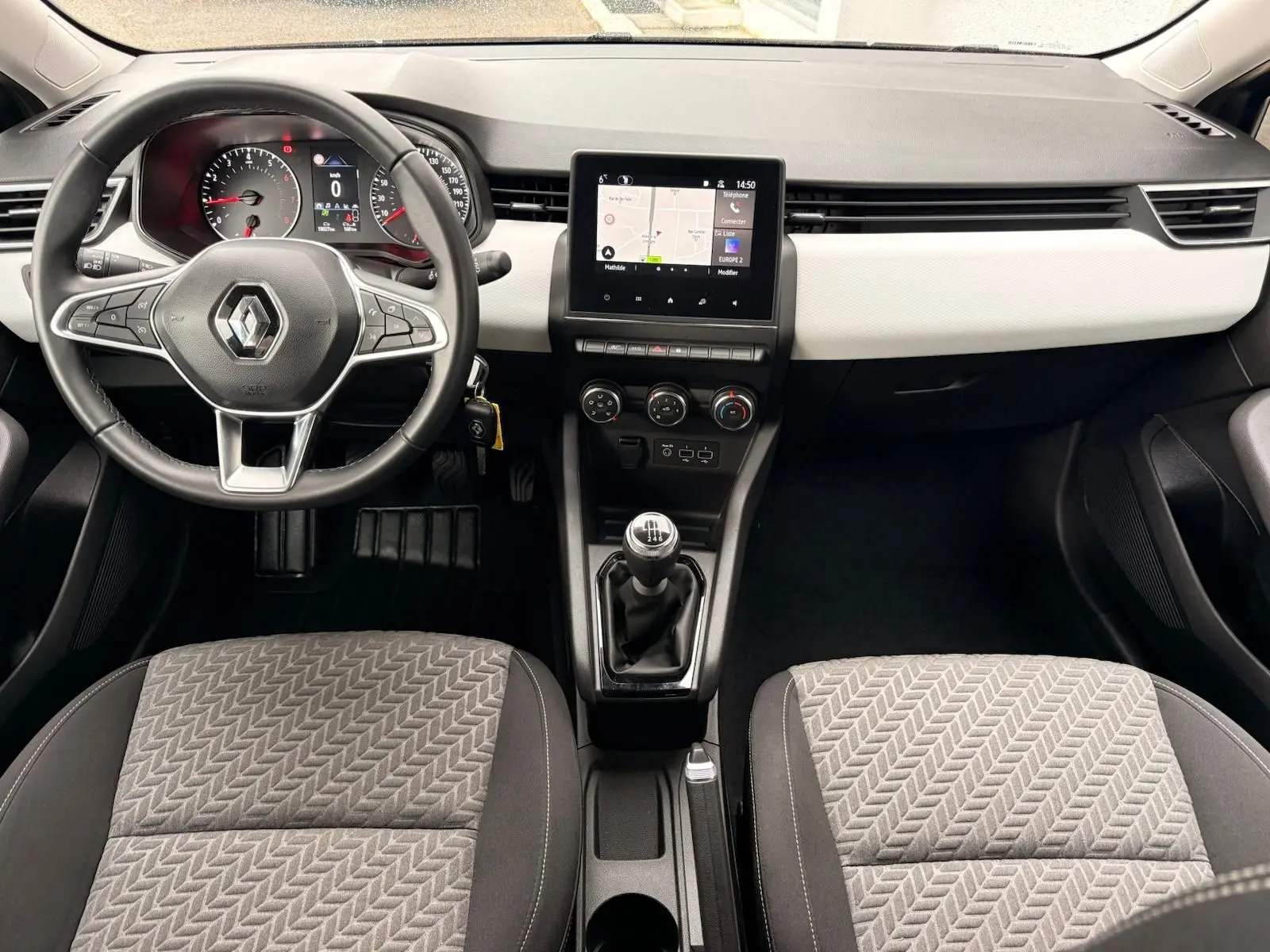 Vue intérieure côté droit des sièges arrière gris à motifs géométriques de la Renault Clio V 1.0 TCE 90 Evolution 2023