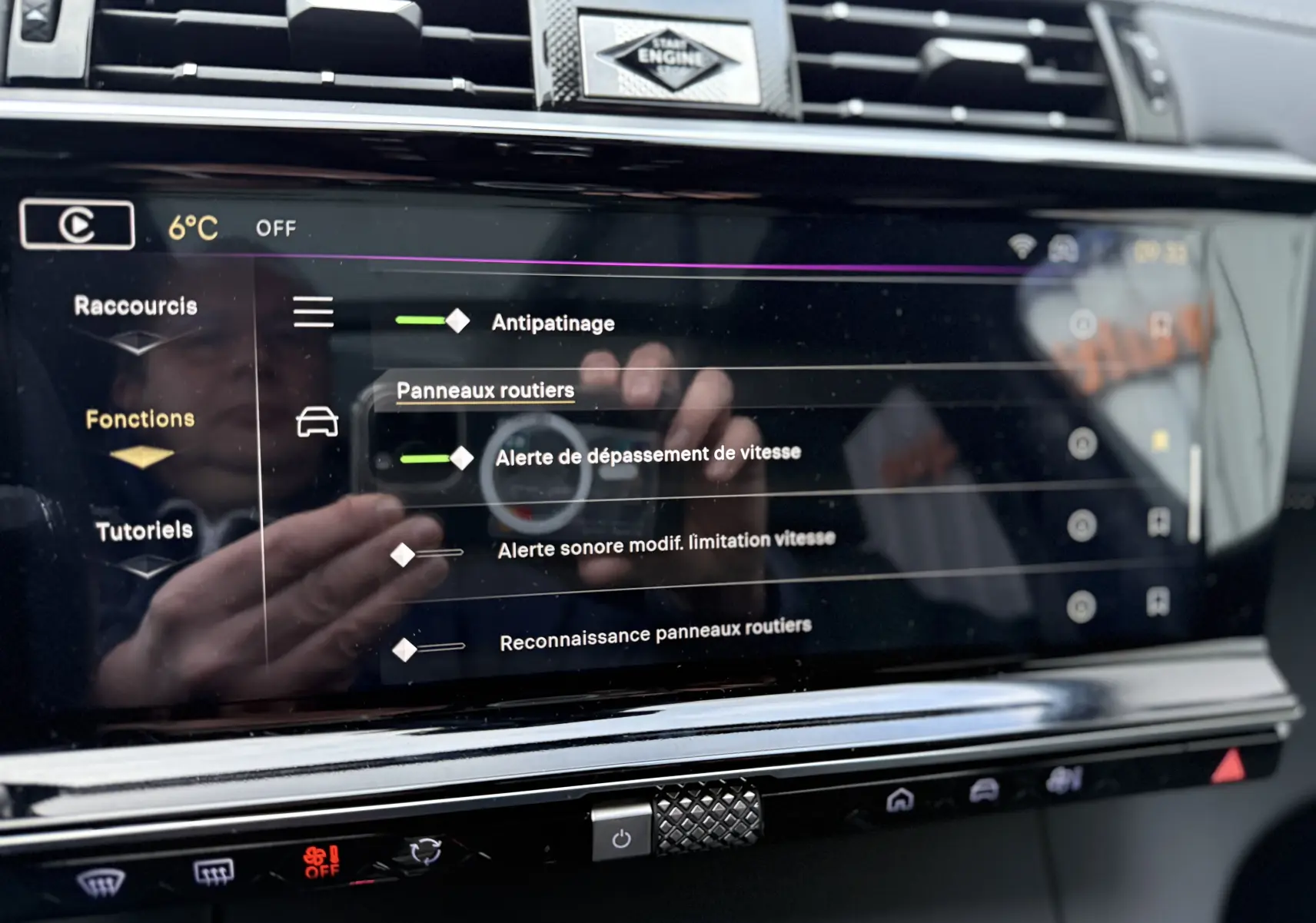 Écran tactile central du DS7 gris titane 2025 montrant les réglages d’aide à la conduite et la température extérieure à 6°C.