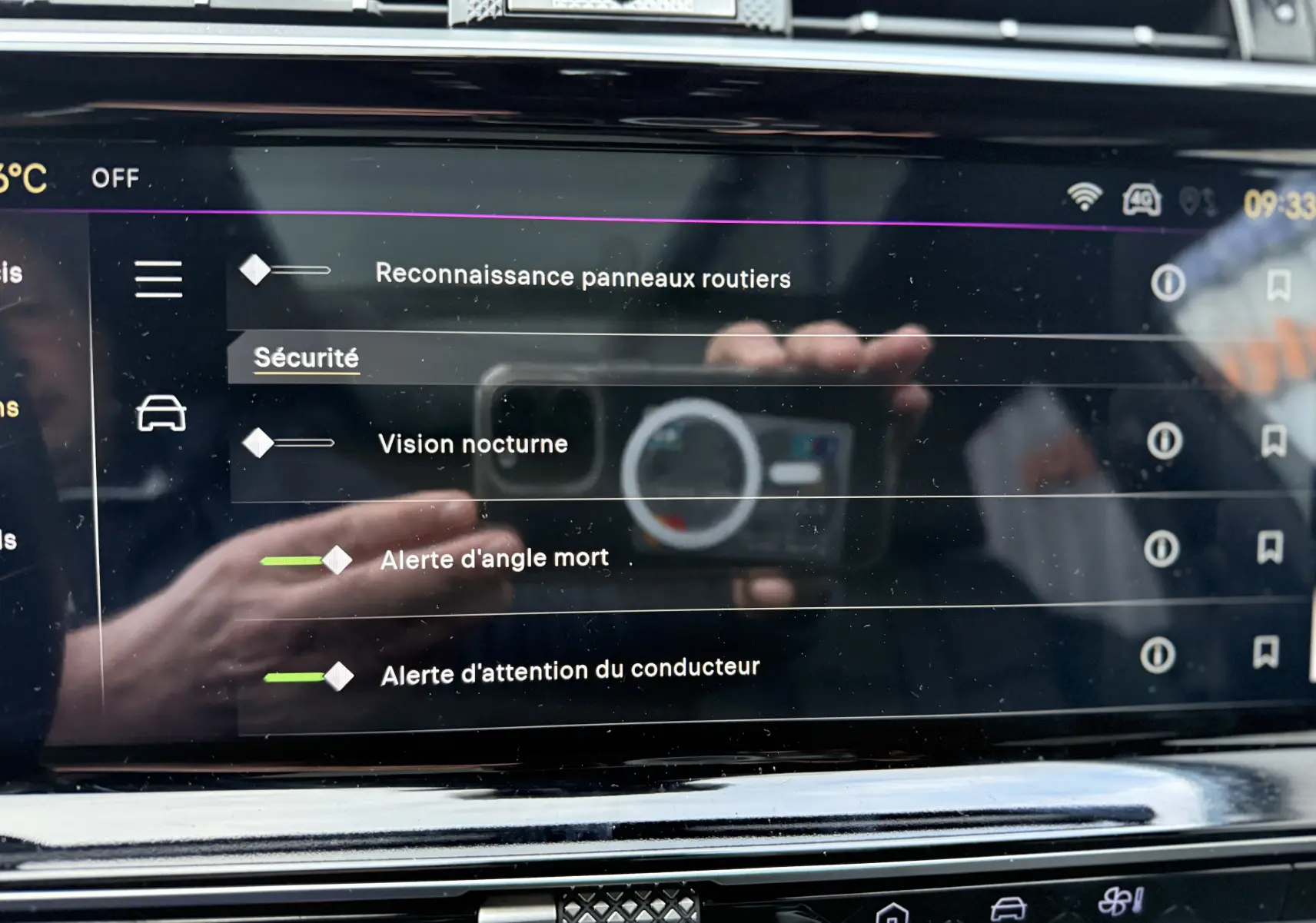 Écran tactile intérieur du DS7 2025 affichant les réglages de sécurité avec options vision nocturne et alertes activées.