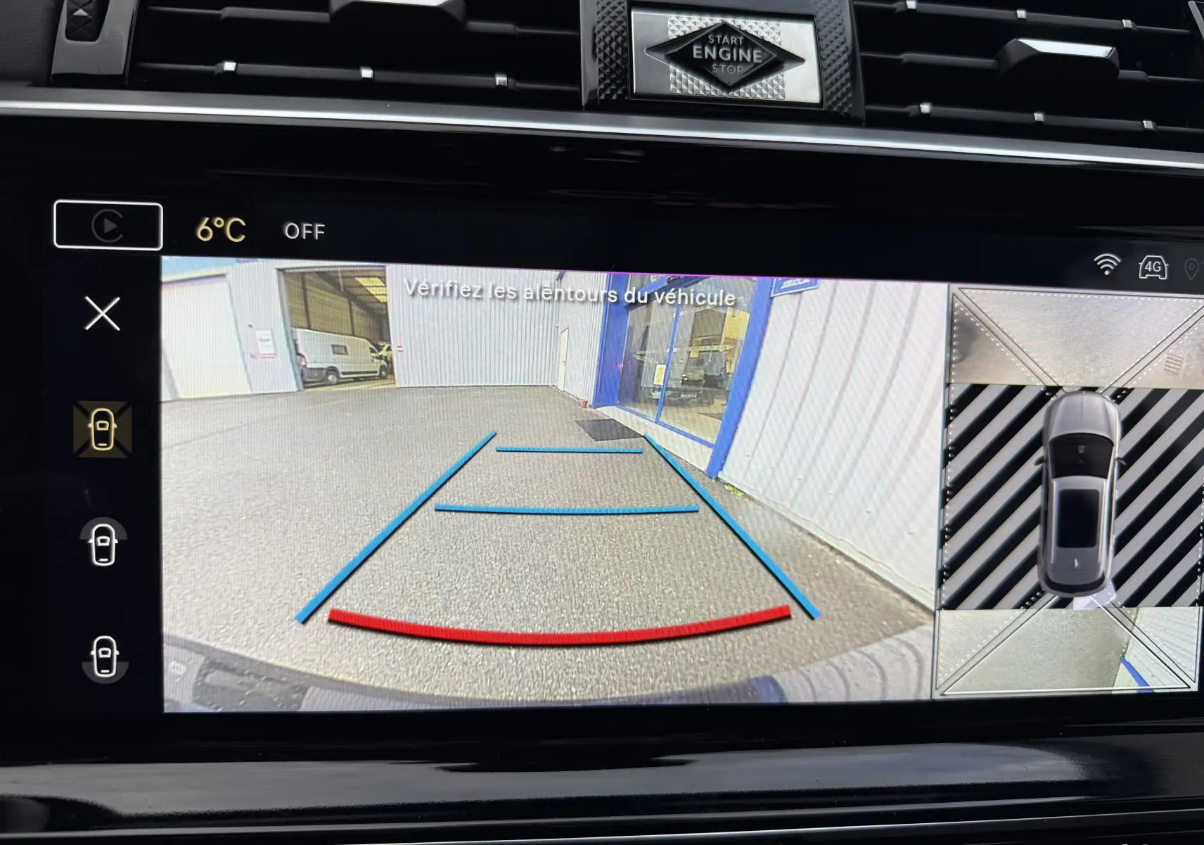 Vue de la caméra de recul du DS7 gris titane, affichant les lignes de guidage et la vue 360° autour du véhicule.