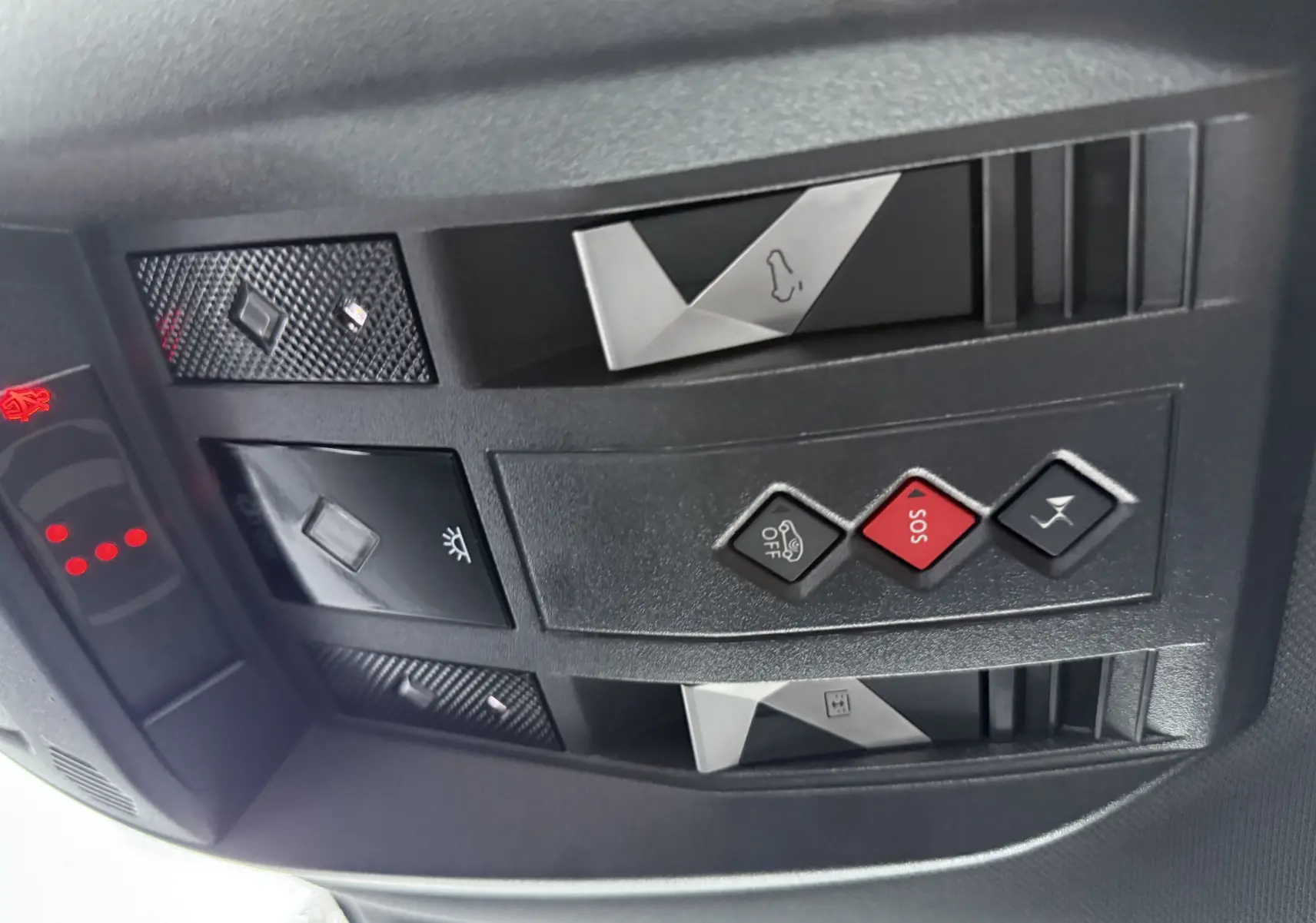 Panneau de commandes au plafond avec boutons SOS et éclairage intérieur sur DS7 Gris Titane 2025, vue intérieure rapprochée.