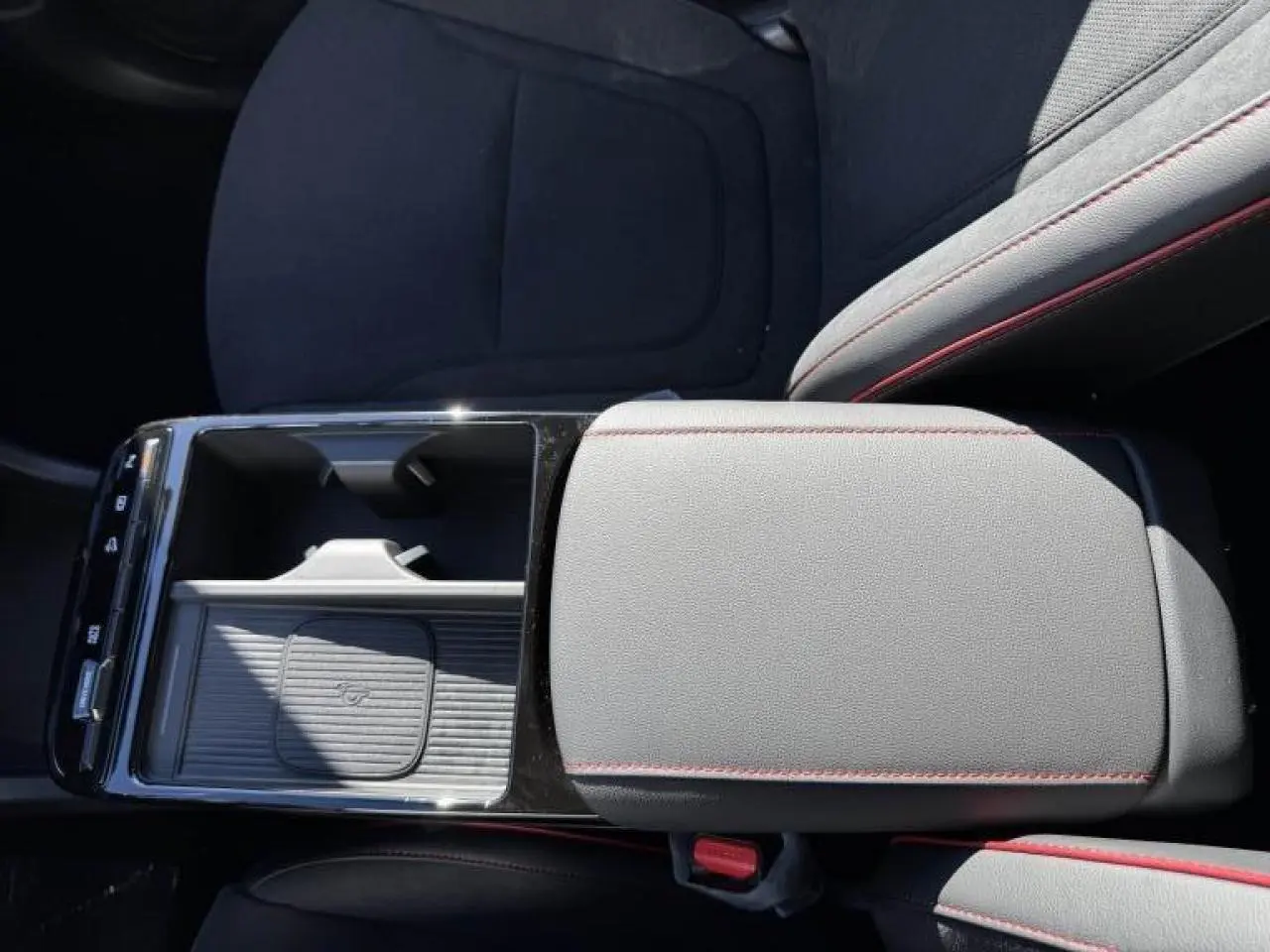 Vue plongeante sur la console centrale cuir grise avec surpiqûres rouges du Hyundai Tucson N Line 2025.