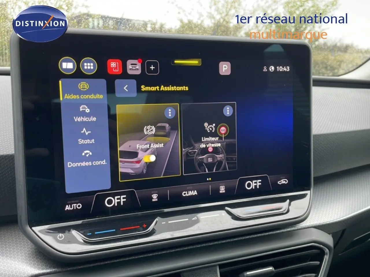 Vue intérieure sur l’écran tactile central du SEAT Leon 2.0 TDI bleu Fjord, affichant les assistants de conduite.