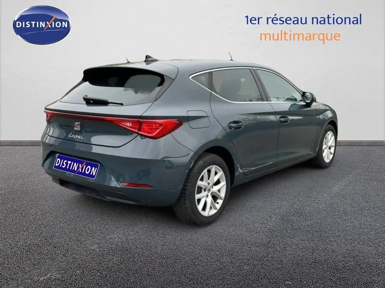 Vue 3/4 arrière droite d'une SEAT Leon 2025 bleu fjord avec feux arrière LED et jantes alliage argentées.