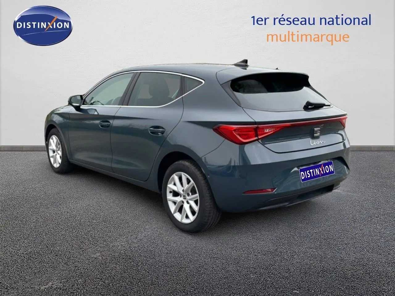 Vue 3/4 arrière droite d'une SEAT Leon bleu fjord avec feux arrière LED et jantes alliage 16 pouces.