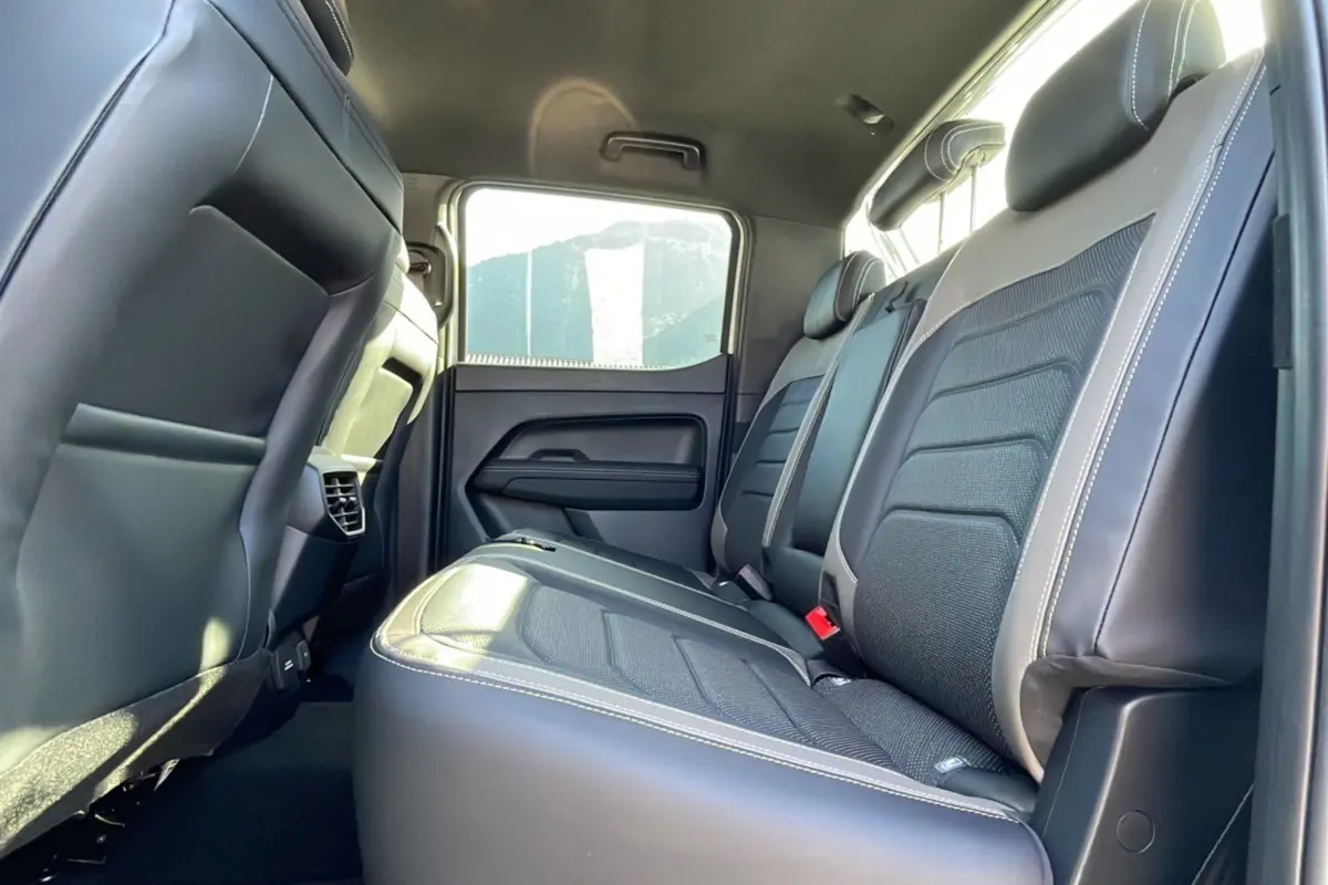 Vue intérieure côté droit des sièges arrière en cuir noir du Volkswagen Amarok Simple Cabine V6 240 BVA10 Aventura 2026.