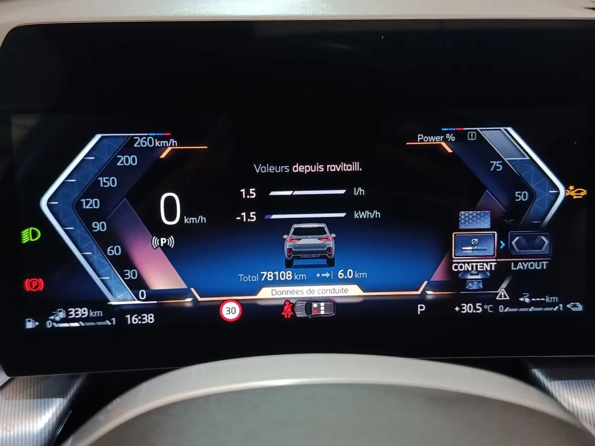Affichage numérique du combiné d'instruments de la BMW X1 xDrive25e M Sport 2024, avec données de conduite et vitesse à 0 km/h.