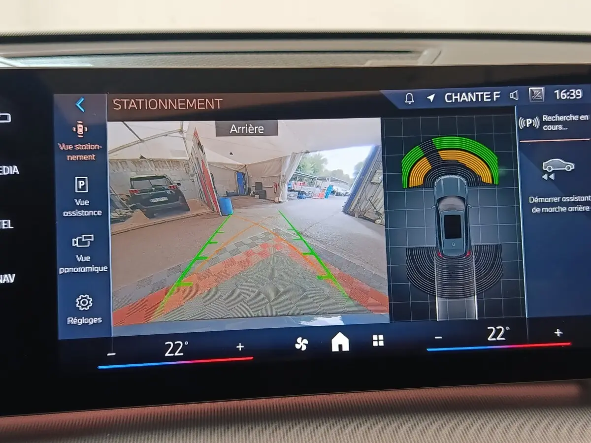 Écran tactile du système d'aide au stationnement montrant la vue arrière et les capteurs d'un BMW X1 gris foncé 2024.