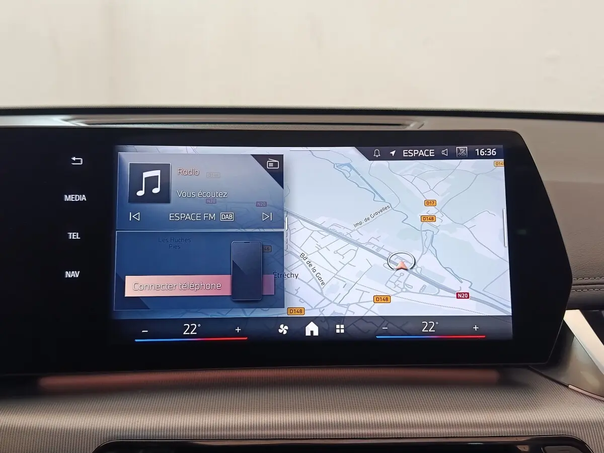 Écran tactile central de navigation et multimédia de BMW X1 xDrive25e M Sport 2024, affichage clair et moderne.