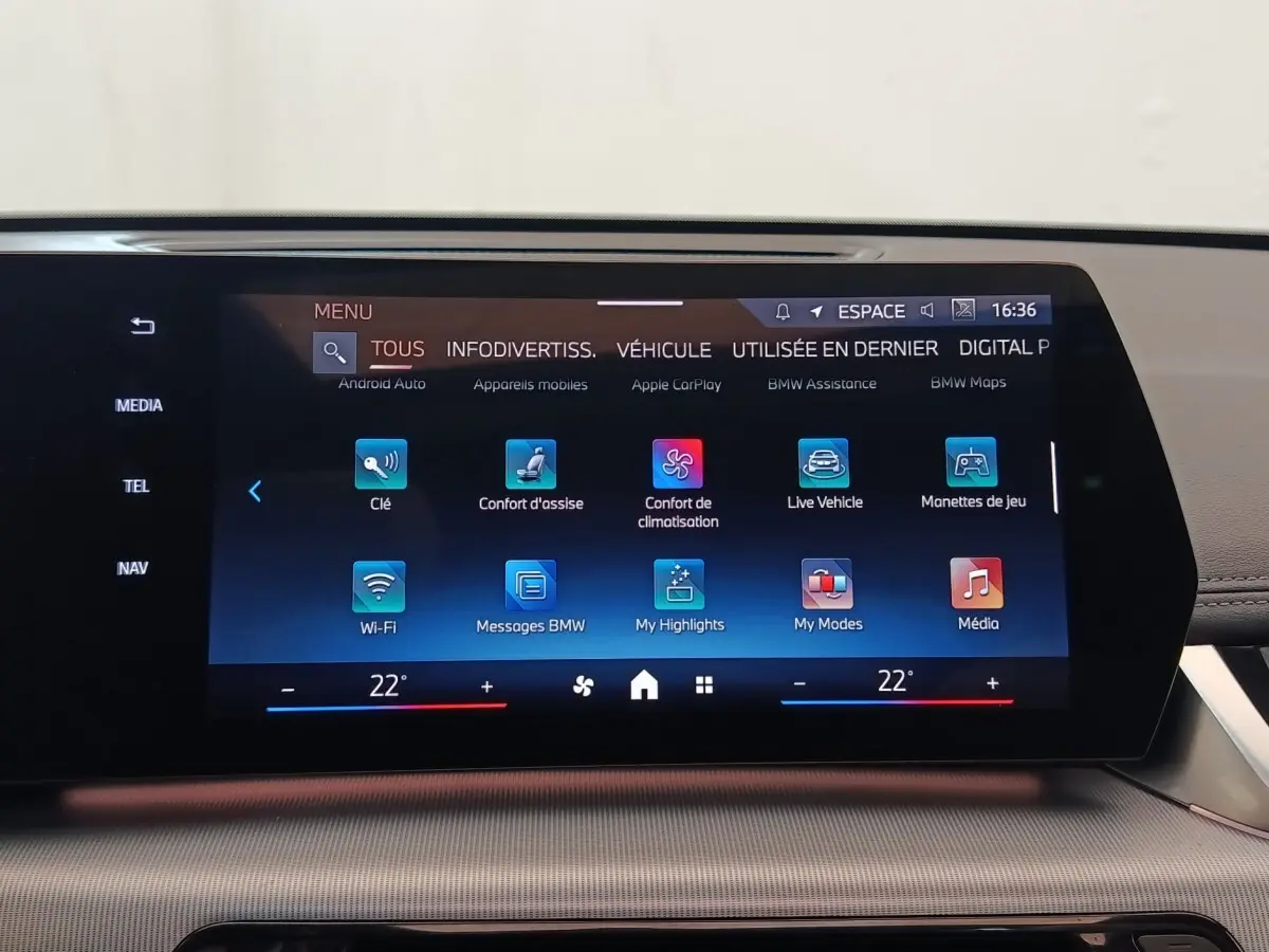 Écran tactile central 27,2 cm du tableau de bord du BMW X1 xDrive25e M Sport 2024 affichant le menu multimédia.